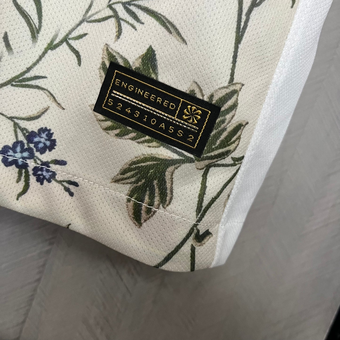 Camisa de edición especial con flores de Francia X Dior 