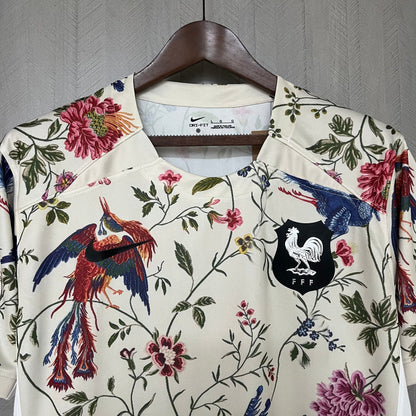 Camisa de edición especial con flores de Francia X Dior 