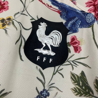 Camisa de edición especial con flores de Francia X Dior 