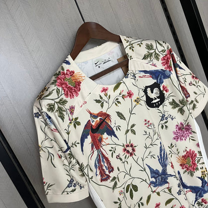 Camisa de edición especial con flores de Francia X Dior 