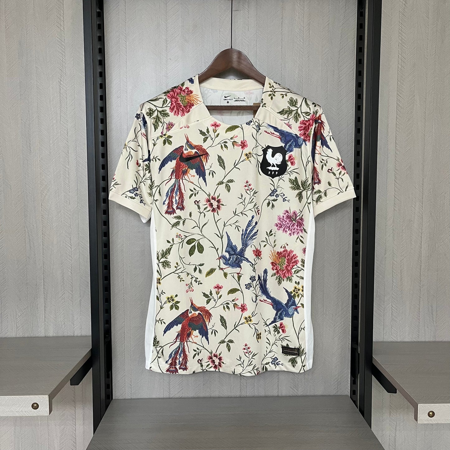 Camisa de edición especial con flores de Francia X Dior 