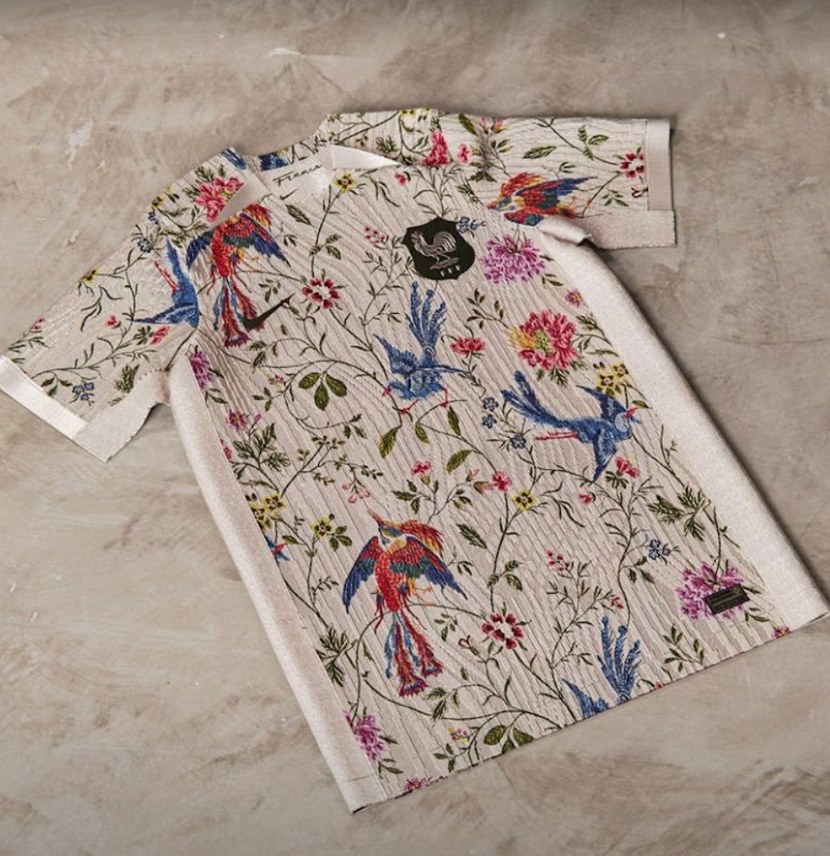 Camisa de edición especial con flores de Francia X Dior 